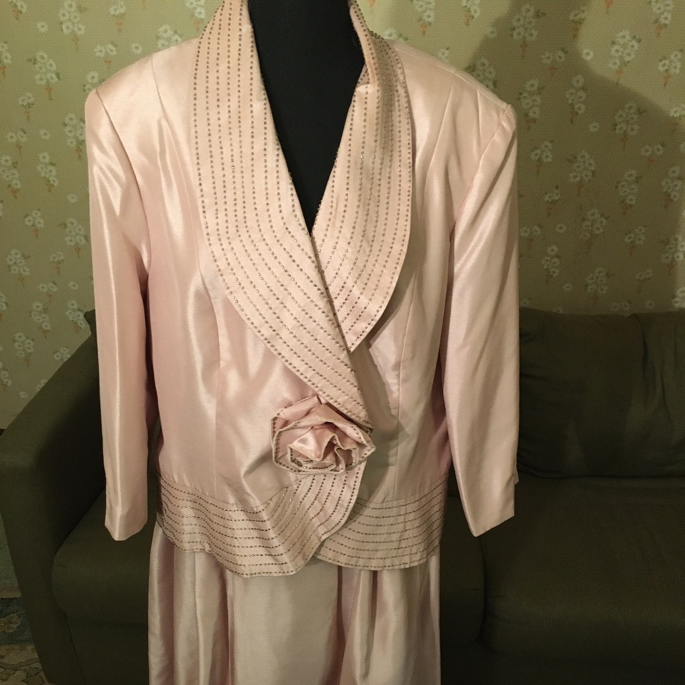 Ladies elegant suit, size 16W, like new